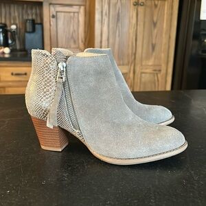 Vionic | Anne 322 Tan Snakeskin Block Heel Booties‎ Size 6